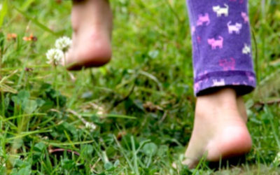 Marcher pieds nus améliore santé et vitalité