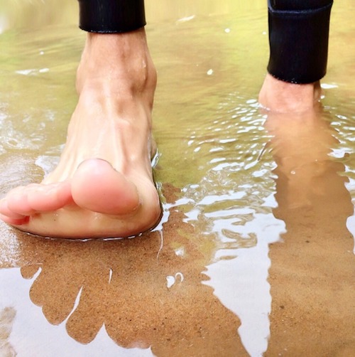 Marcher pieds nus relie à la Terre-Mère